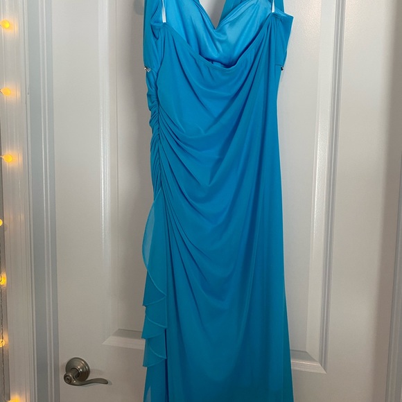 Beautiful dress 👗 - Picture 3 of 4